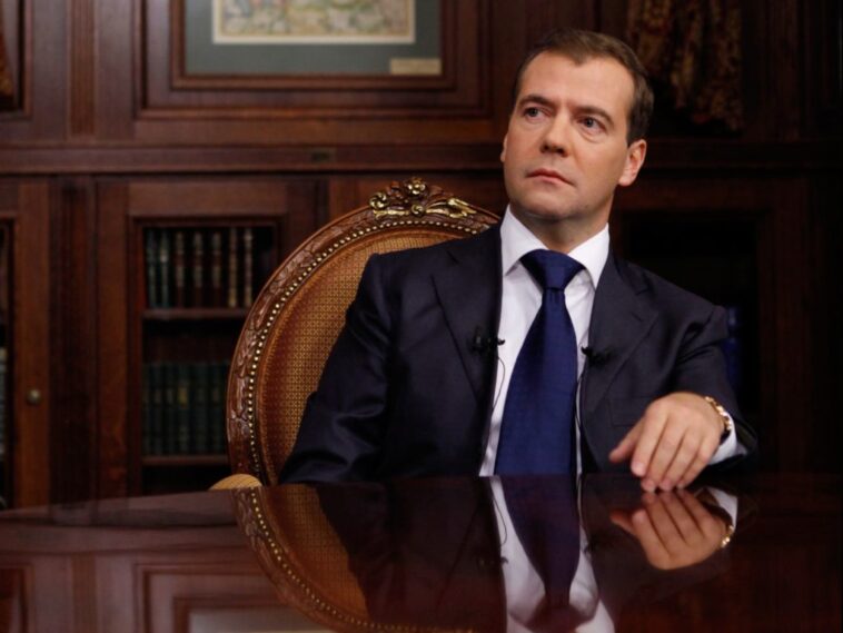 Медведев сообщил о планах изменить систему поддержки малоимущих medvedev-bednosti