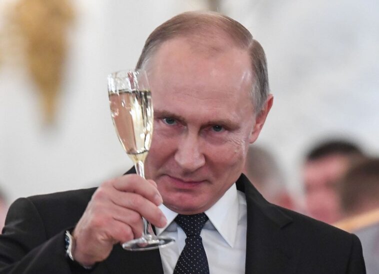 Путин утвердил сокращение расходов на пенсии и увеличил финансирование полиции putin-z