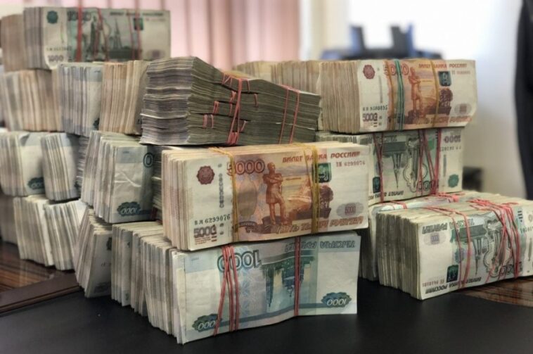 Подмосковный дворник задолжала почти два миллиарда рублей dengi-dolg