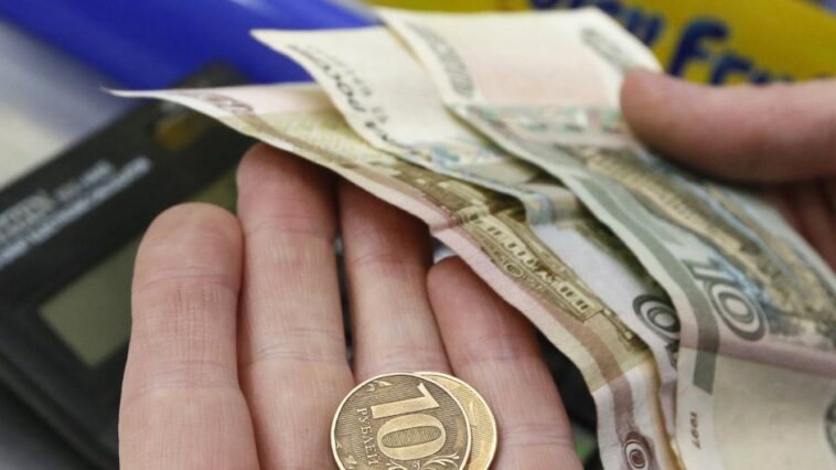 Реальные доходы россиян продолжили падение